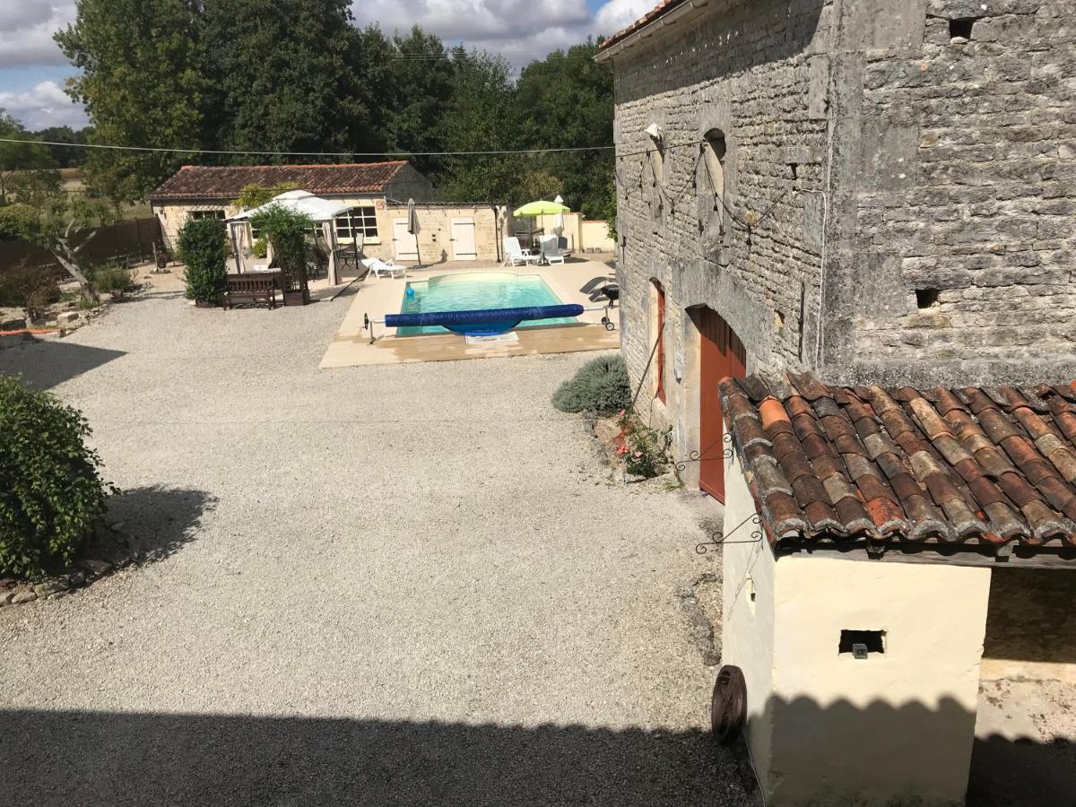 Les Cygnes Noirs Bed & Breakfast Aujac  Екстериор снимка