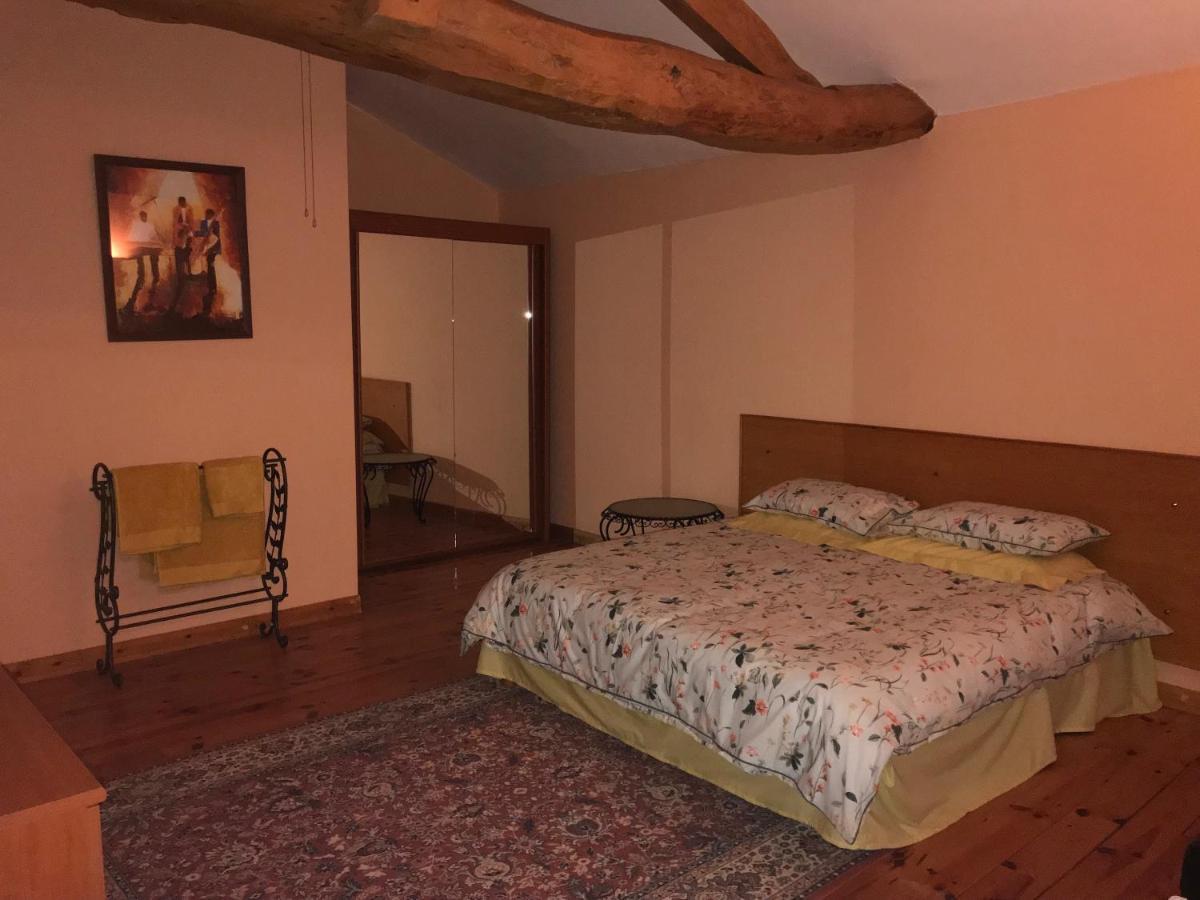 Les Cygnes Noirs Bed & Breakfast Aujac  Екстериор снимка