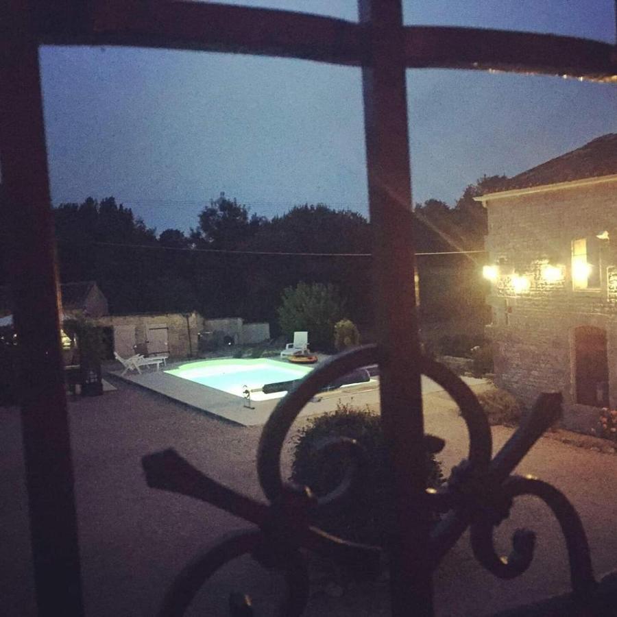 Les Cygnes Noirs Bed & Breakfast Aujac  Екстериор снимка