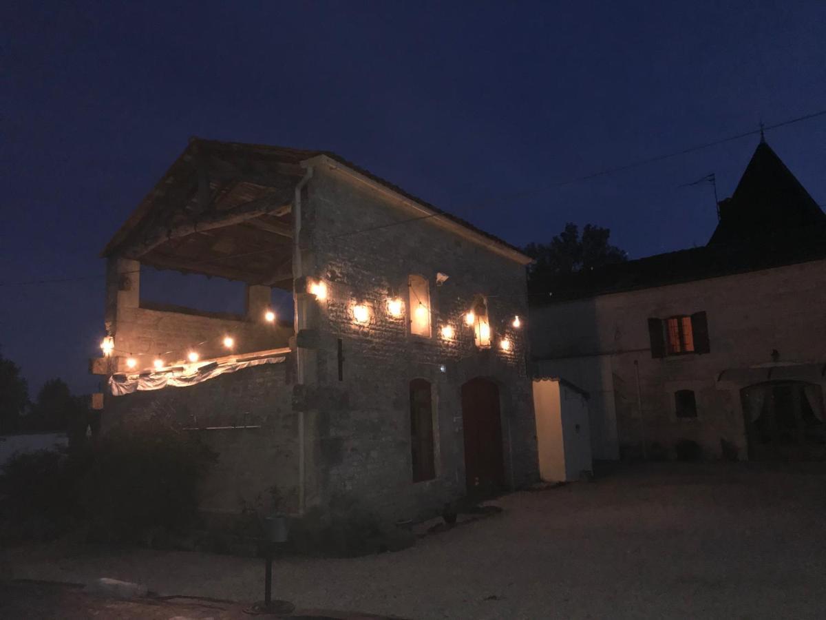 Les Cygnes Noirs Bed & Breakfast Aujac  Екстериор снимка