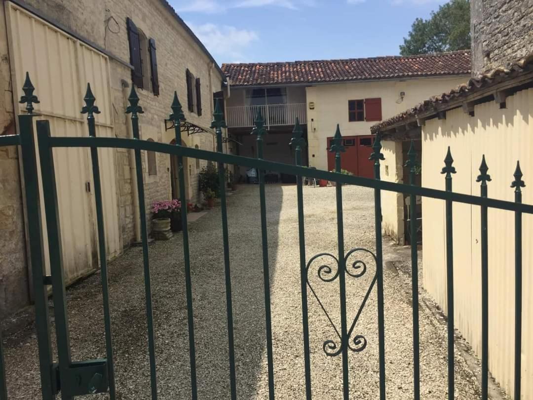 Les Cygnes Noirs Bed & Breakfast Aujac  Екстериор снимка