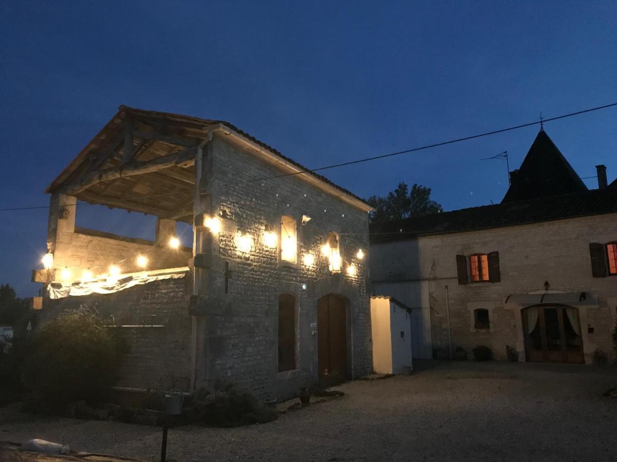 Les Cygnes Noirs Bed & Breakfast Aujac  Екстериор снимка