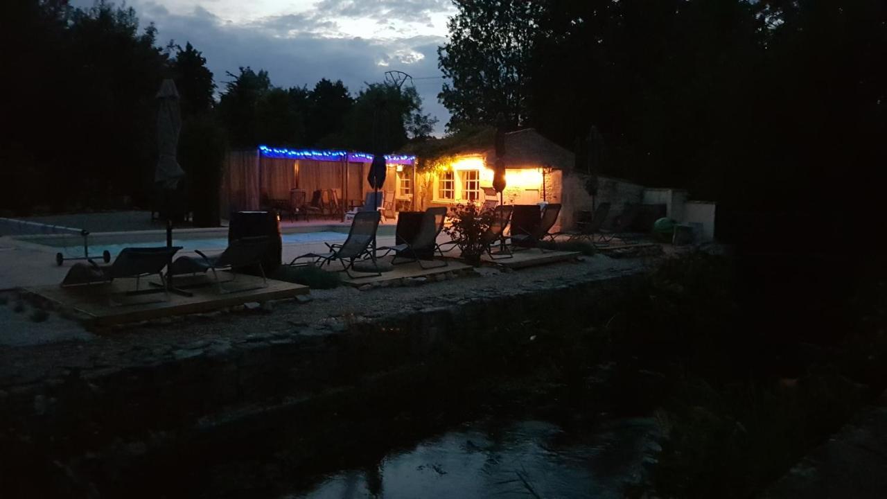Les Cygnes Noirs Bed & Breakfast Aujac  Екстериор снимка