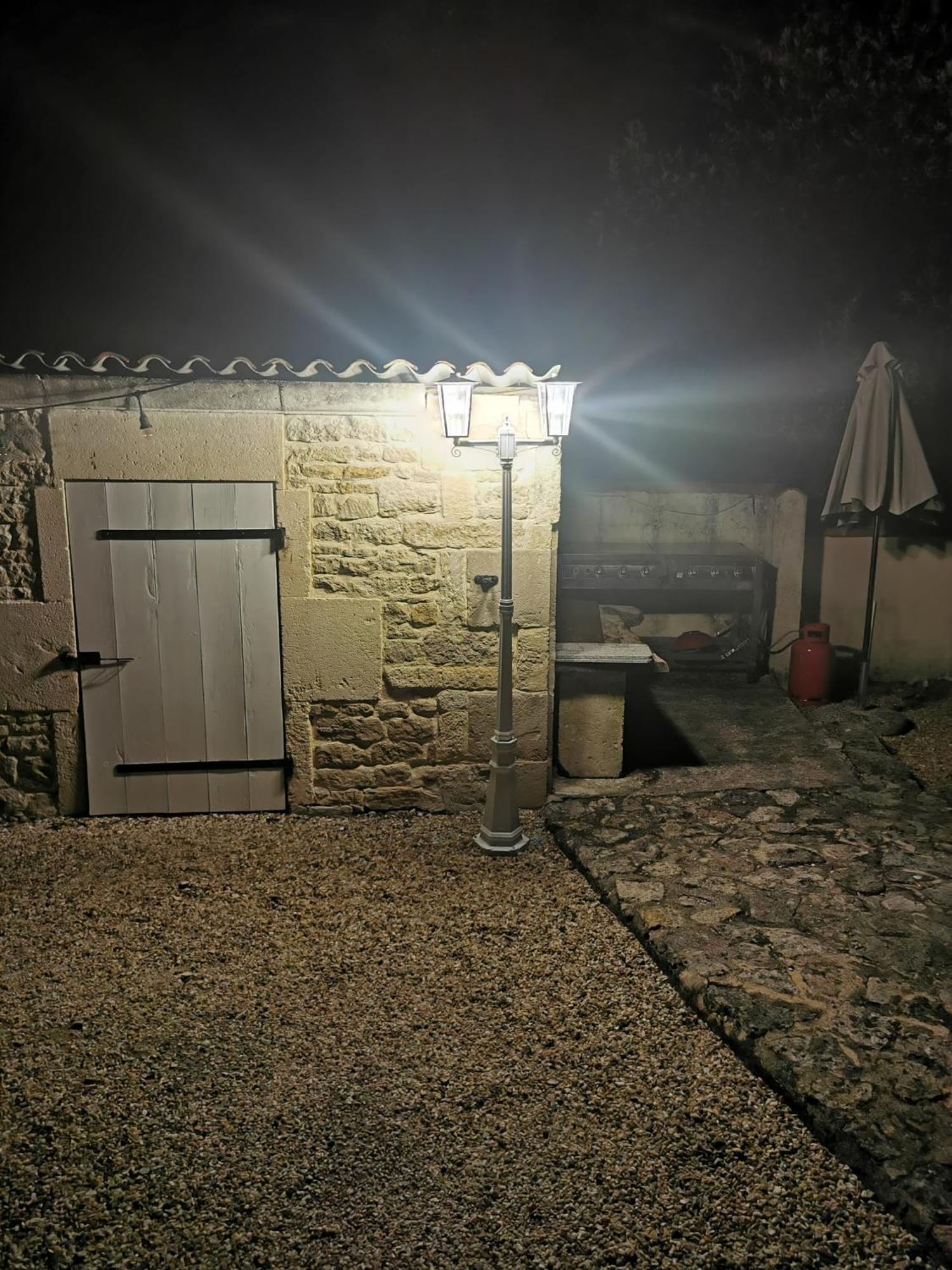 Les Cygnes Noirs Bed & Breakfast Aujac  Екстериор снимка
