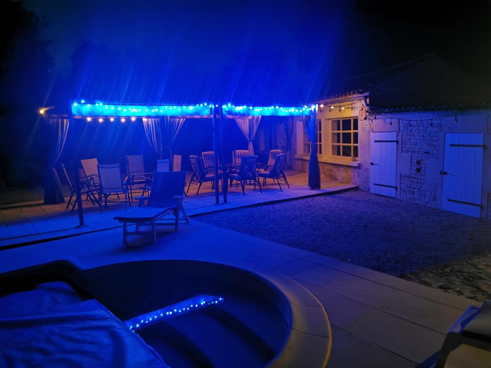 Les Cygnes Noirs Bed & Breakfast Aujac  Екстериор снимка