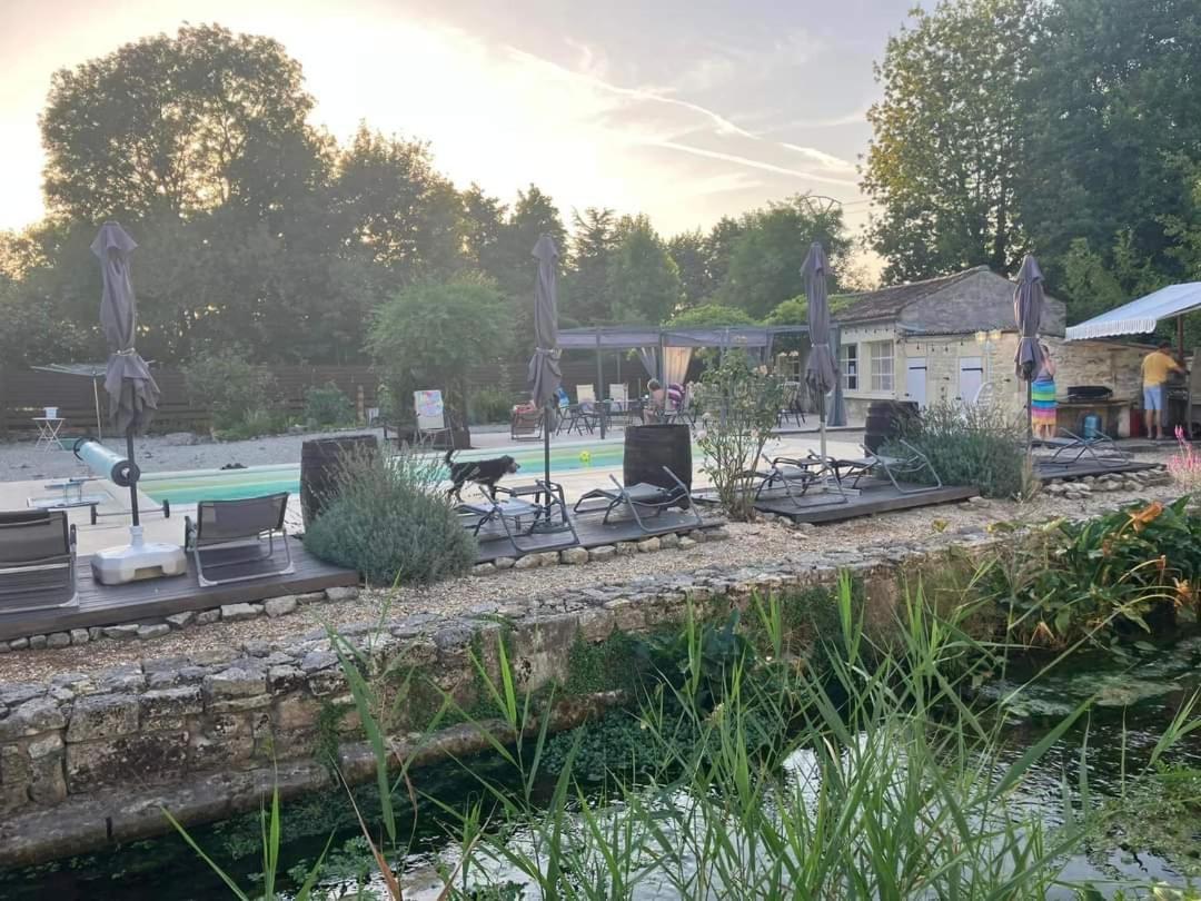 Les Cygnes Noirs Bed & Breakfast Aujac  Екстериор снимка