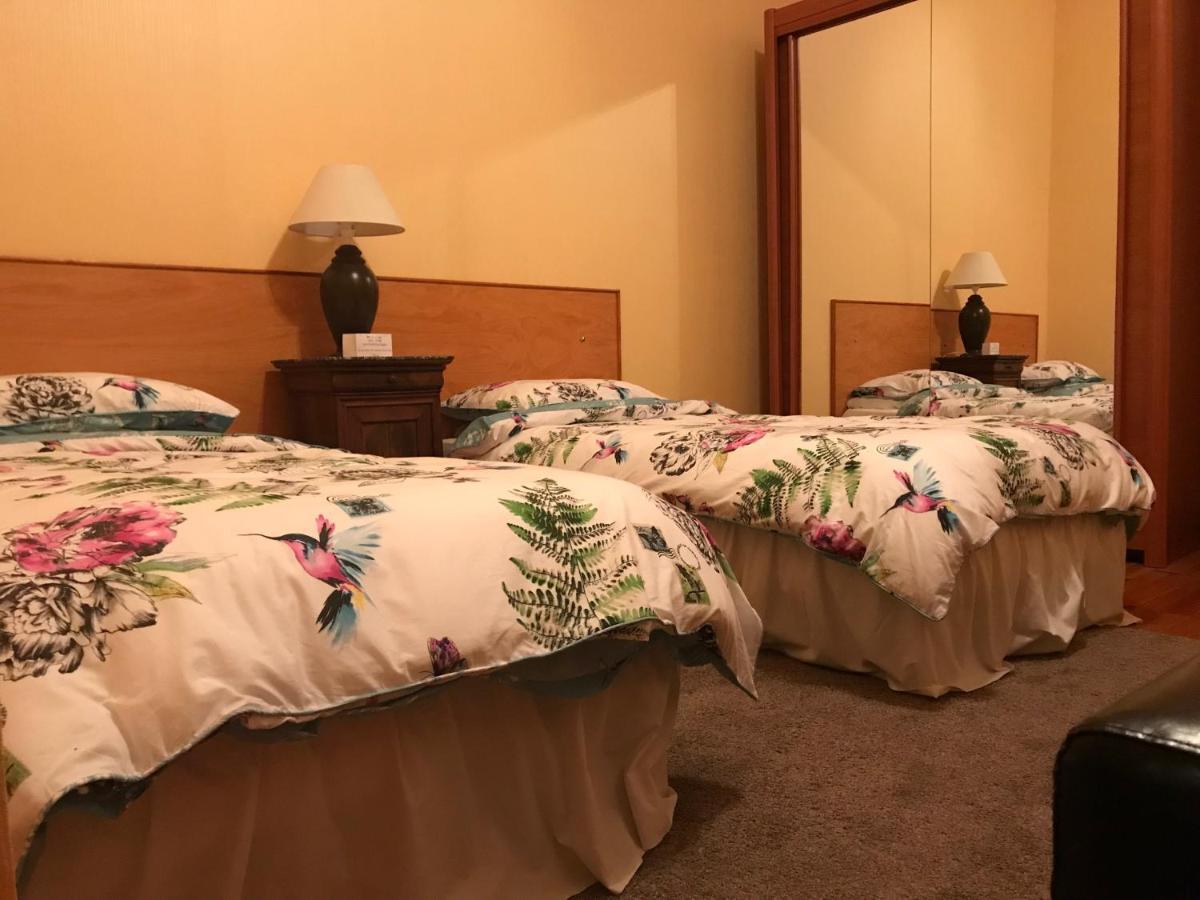 Les Cygnes Noirs Bed & Breakfast Aujac  Екстериор снимка